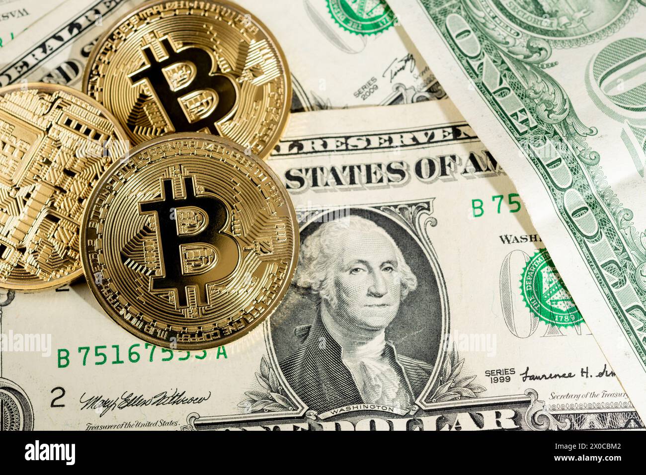 Bitcoin crypto-monnaie pièces d'or sur des dollars américains. Vue rapprochée. Banque D'Images