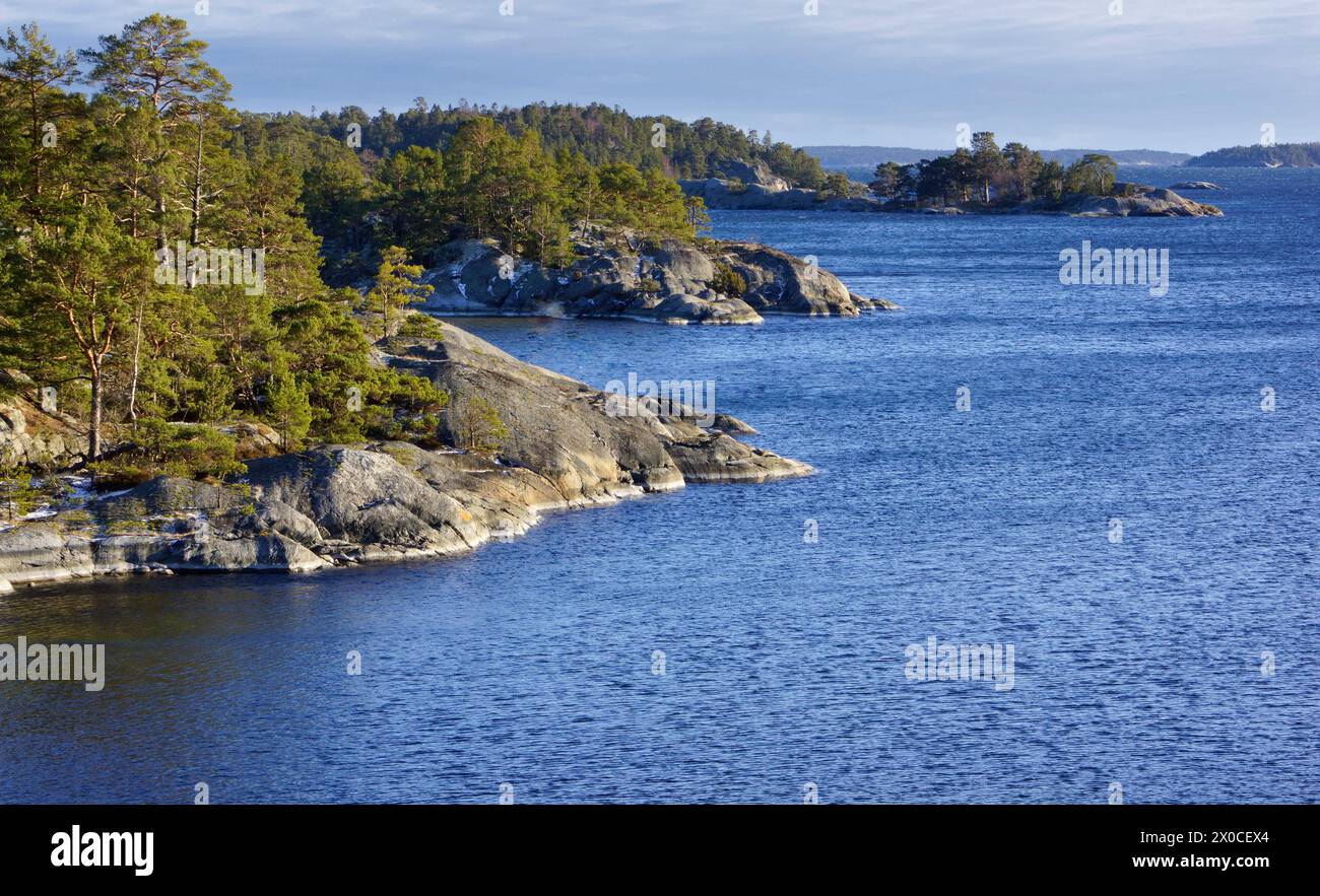 Vue sur la réserve naturelle de Bjorno par une belle soirée d'hiver dans l'archipel de Stockholm Banque D'Images