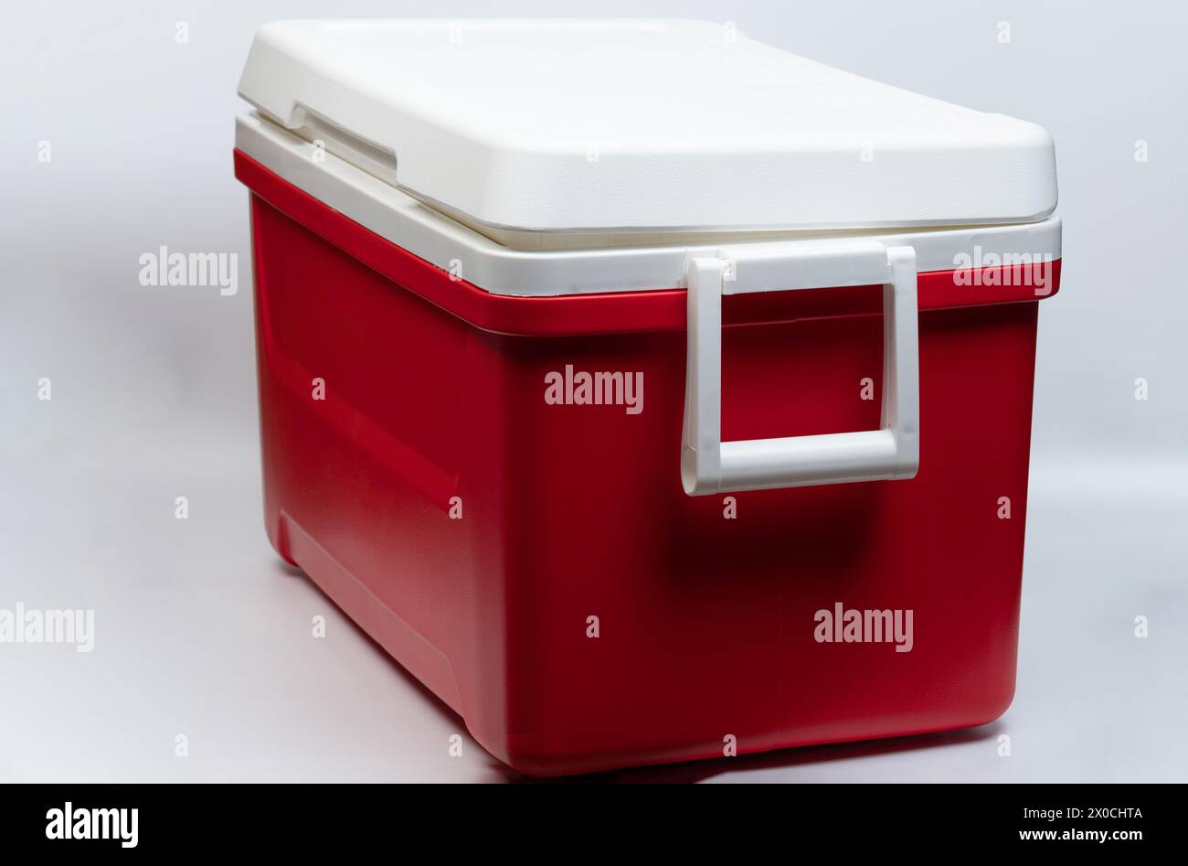 Vue latérale du réfrigérateur fermé en plastique portable isolée sur fond de studio Banque D'Images