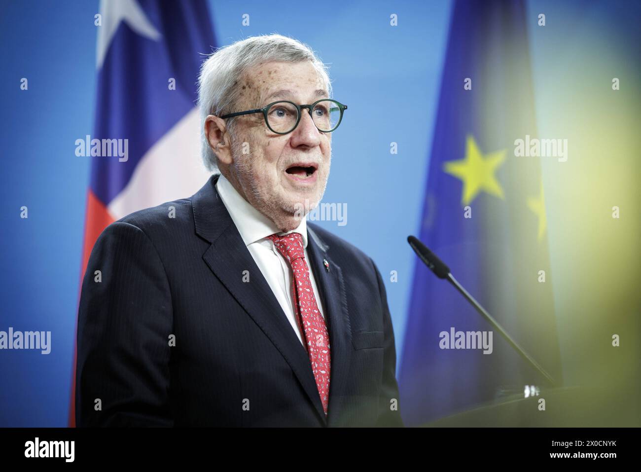 Alberto van Klaveren Stork, Aussenminister von Chile, aufgenommen im Rahmen einer Pressekonferenz nach dem gemeinsamen gespraech mit Annalena Baerbock, Bundesaussenministerin, hier nicht in Bild in Berlin, 11.04.2024. Fotografiert im Auftrag des Auswaertigen AMTES. Berlin Deutschland *** Alberto van Klaveren Stork, ministre chilien des Affaires étrangères, photographié lors d'une conférence de presse après la réunion conjointe avec Annalena Baerbock, ministre fédérale des Affaires étrangères, ici pas en photo à Berlin, 11 04 2024 photographié au nom du ministère fédéral des Affaires étrangères Berlin Allemagne Copyright : xJaninexSchmitzxAAxpho Banque D'Images