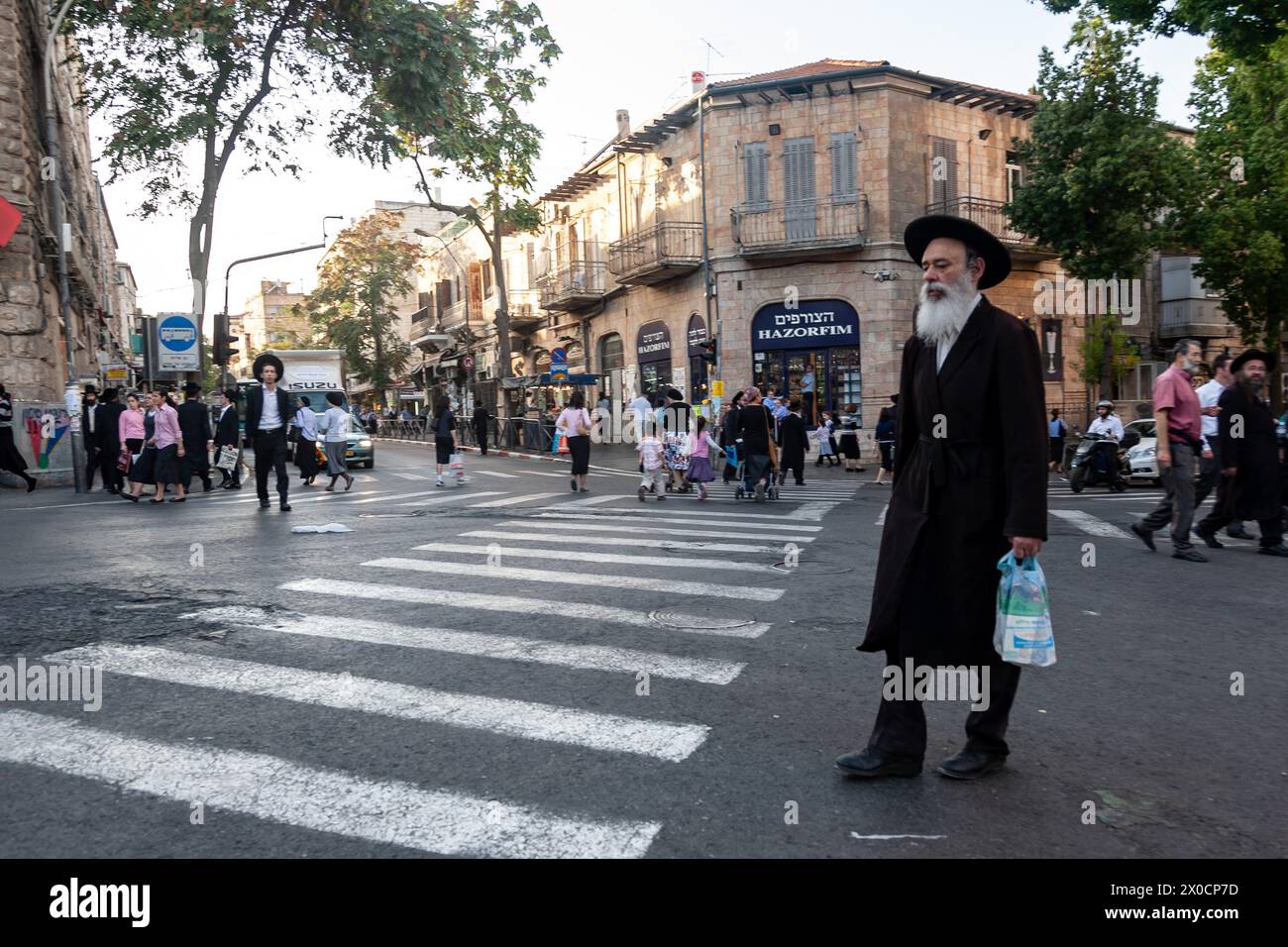 Jérusalem-est, Jérusalem, Israël. 18 octobre 2010. Un homme juif orthodoxe marche dans le quartier Mea Shearim de Jérusalem peuplé de Juifs haredi. Dans la tradition du judaïsme, le mur occidental est considéré comme un vestige du Temple Saint et la destination la plus secrète du pèlerinage. (Crédit image : © Dominika Zarzycka/SOPA images via ZUMA Press Wire) USAGE ÉDITORIAL SEULEMENT! Non destiné à UN USAGE commercial ! Banque D'Images