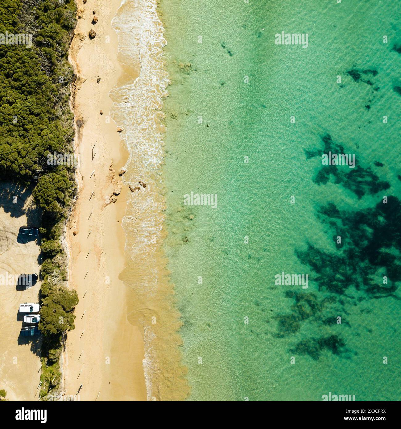 Vue plongeante sur la plage dégagée par une journée ensoleillée. Banque D'Images