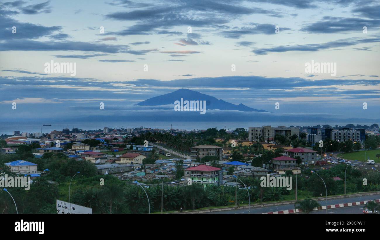 Mont Victoria du Cameroun vu de Malabo. Contre le ciel pendant le coucher du soleil à Malabo, Guinée équatoriale. Banque D'Images