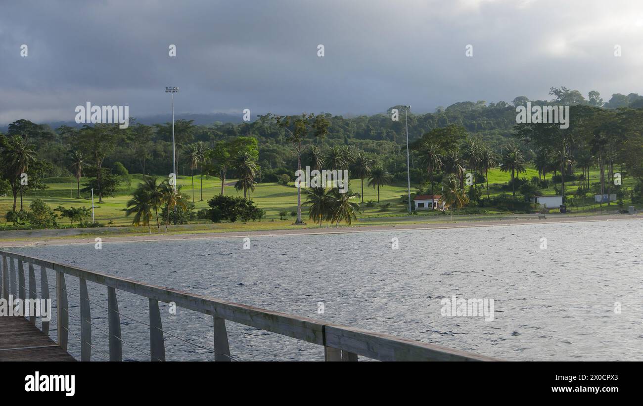 Pont qui relie une île à la côte de la Guinée équatoriale à Malabo entouré d'eau et de végétation verte Banque D'Images