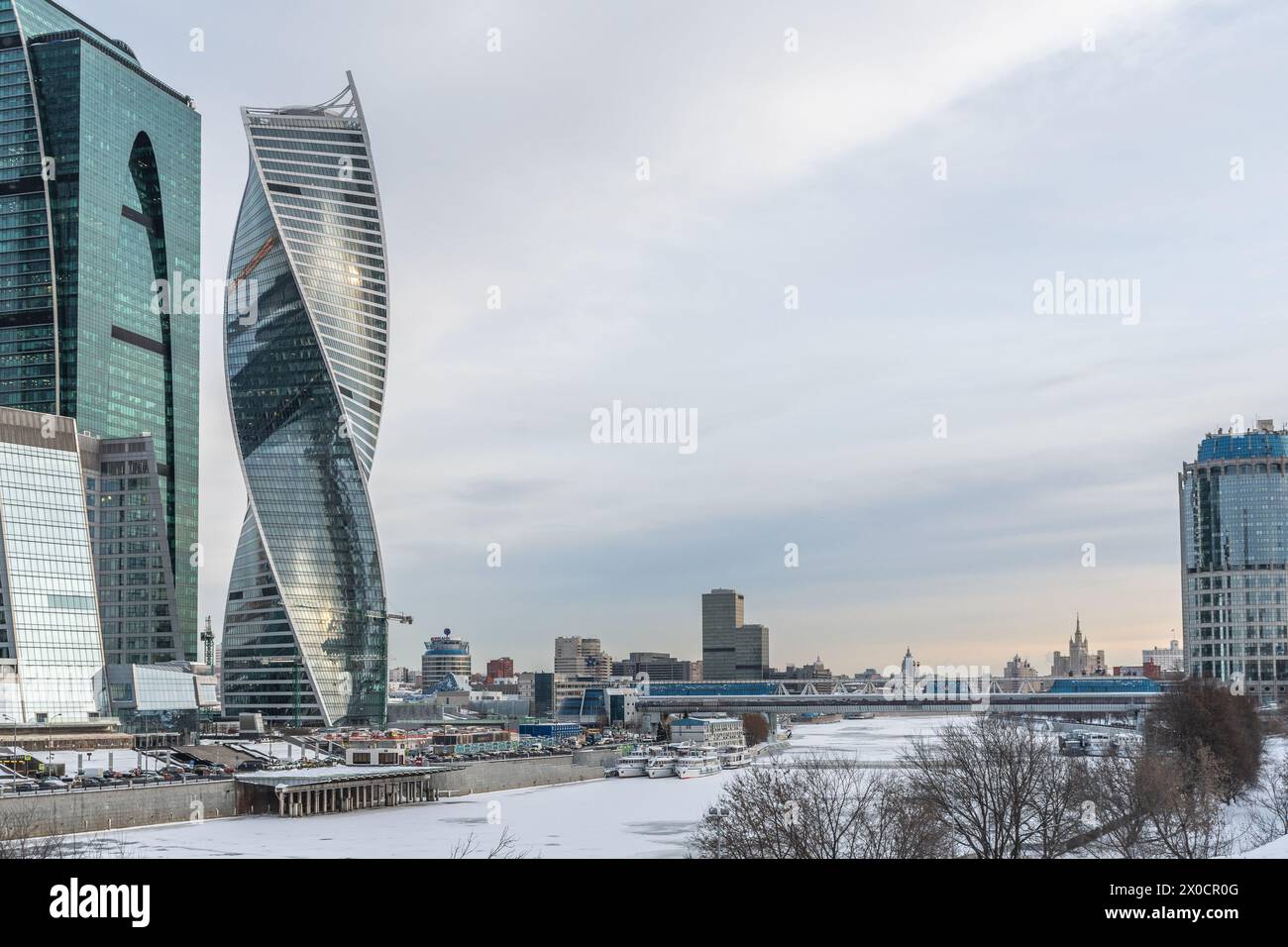 Moscou, Russie - 19 janvier 2018 : un paysage hivernal serein capture le contraste saisissant entre le calme de la nature et les imposantes merveilles architecturales, illu Banque D'Images