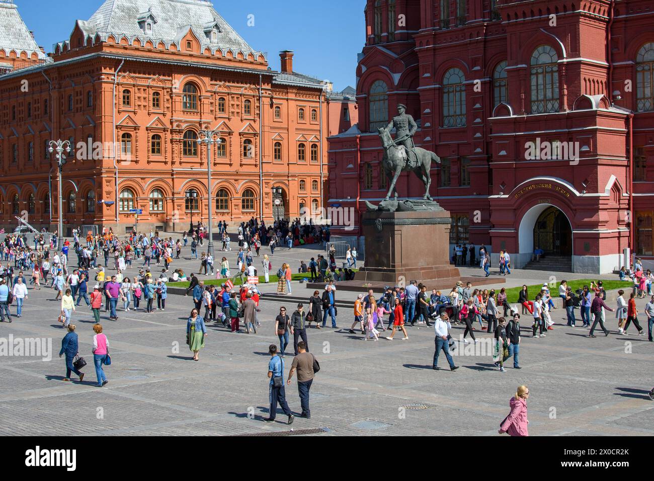 Moscou, Russie - 26 mai 2018 : habitants et touristes se prélassent au soleil, profitant d'une atmosphère animée au milieu de merveilles architecturales majestueuses et d'un bal de promo Banque D'Images