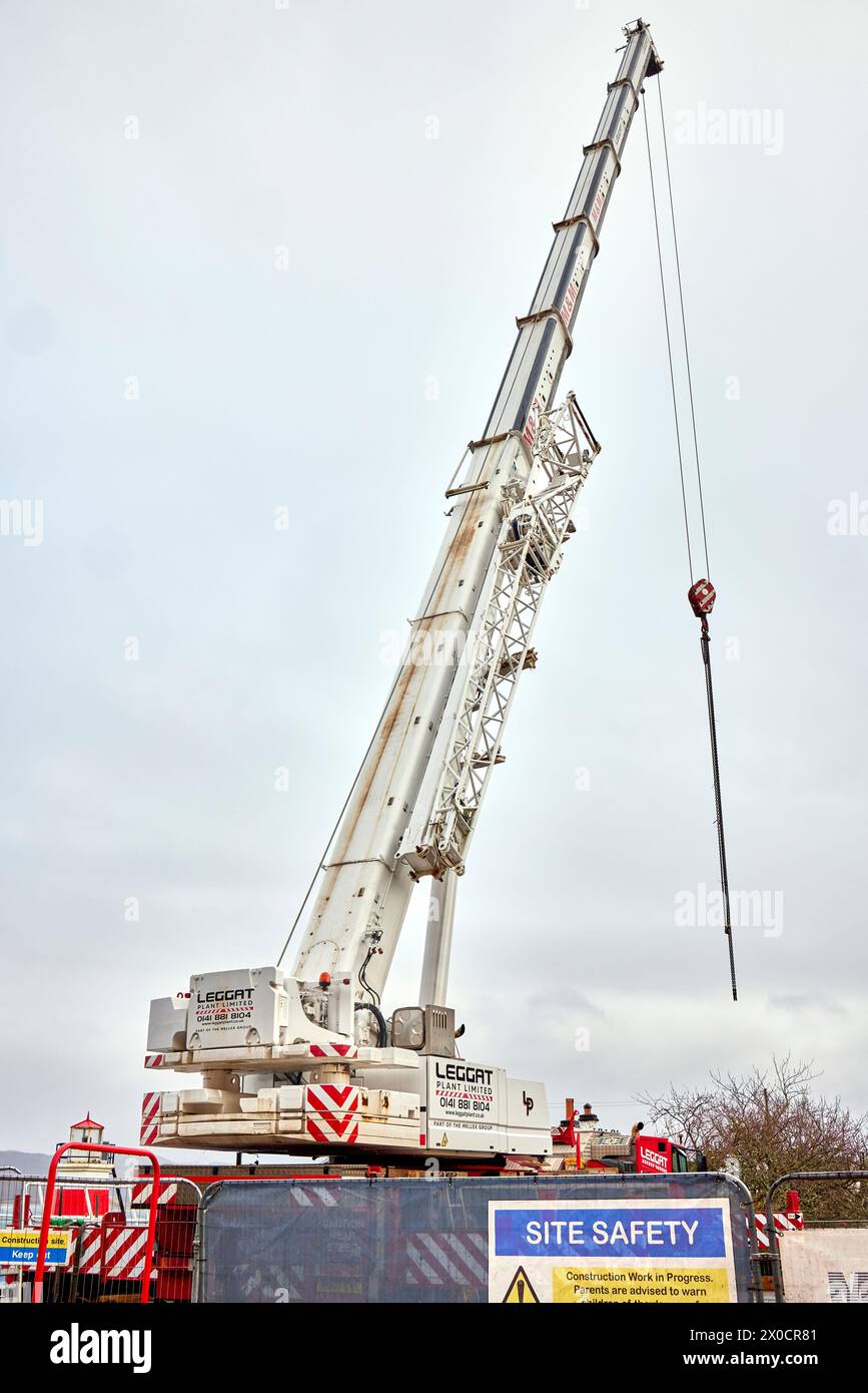 Grue sectionnelle sur le site d'importants travaux de génie civil entrepris à l'extrémité nord-atlantique du canal de Crinan, en Écosse Banque D'Images