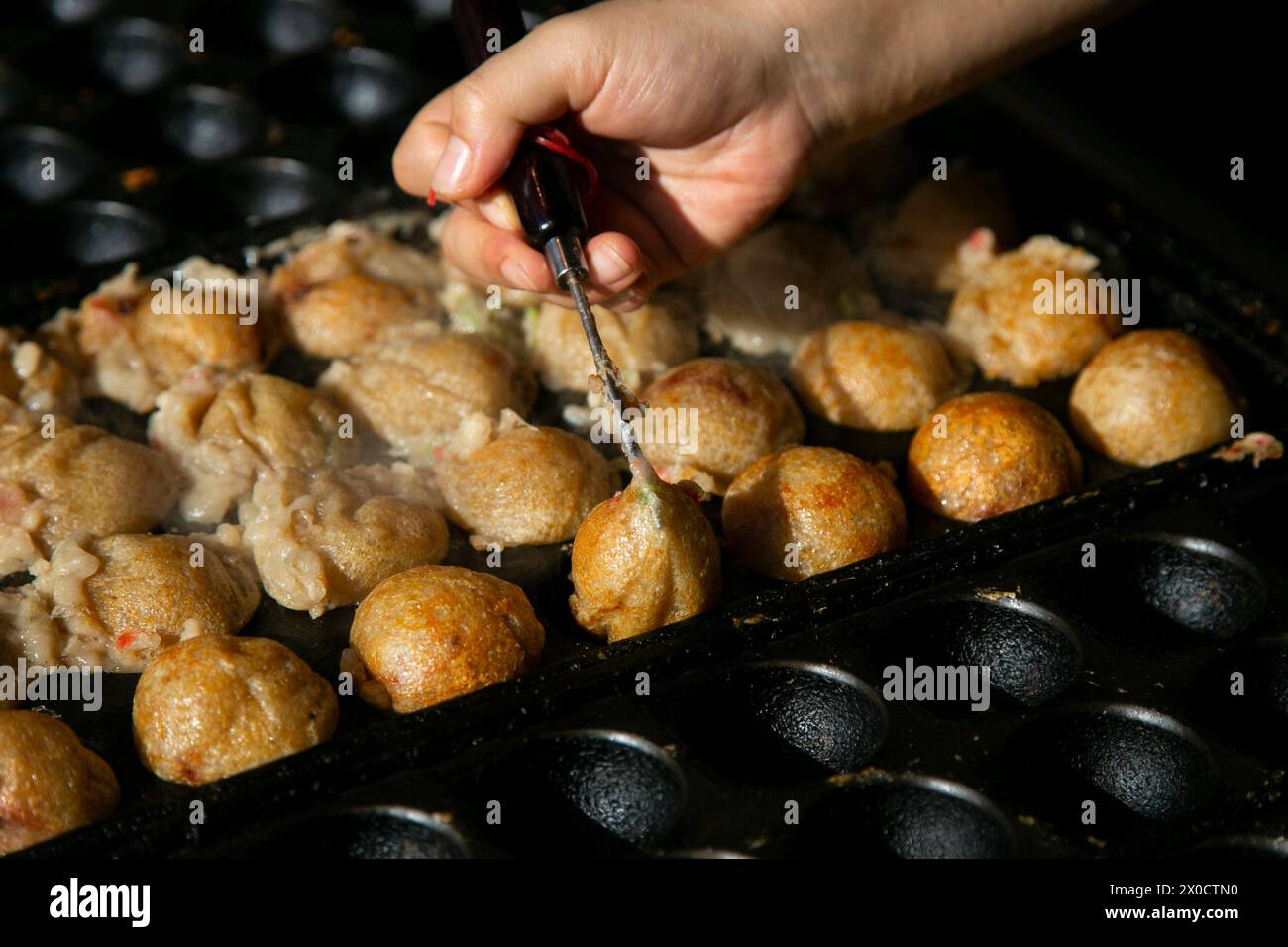 Authentiques balles Takoyaki d'Osaka. Le takoyaki est un aliment japonais à base de farine de blé et de poulpe. Banque D'Images