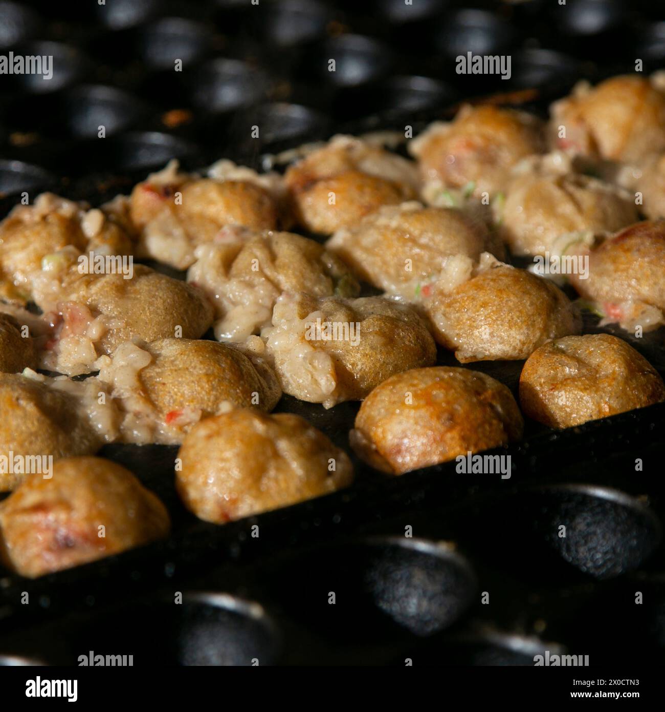 Authentiques balles Takoyaki d'Osaka. Le takoyaki est un aliment japonais à base de farine de blé et de poulpe. Banque D'Images