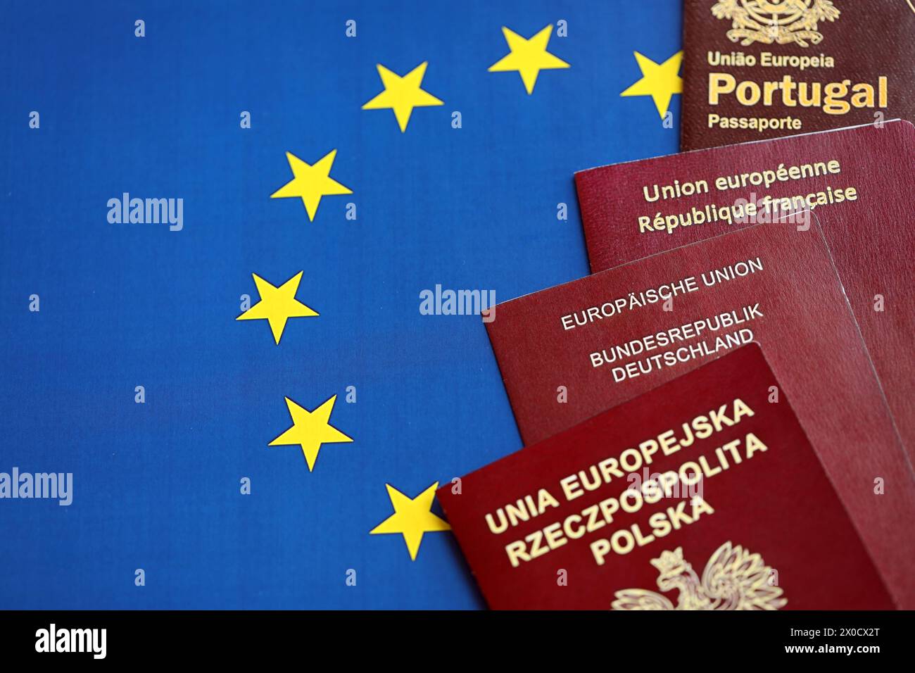 Les passeports des pays de l'union européenne sur le drapeau bleu de l'UE rapprochent. Passeports portugais, allemands, français et polonais Banque D'Images