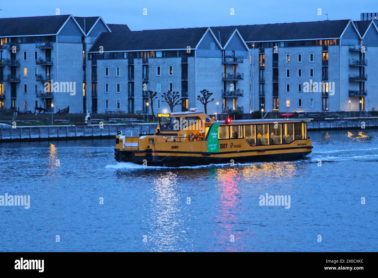 Bus bateau jaune au crépuscule dans le port de Copenhague Danemark avril 2024 Banque D'Images