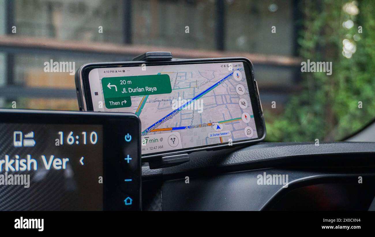 application, en utilisant google maps sur un smartphone dans une voiture. semarang, 13 avril 2024. Banque D'Images