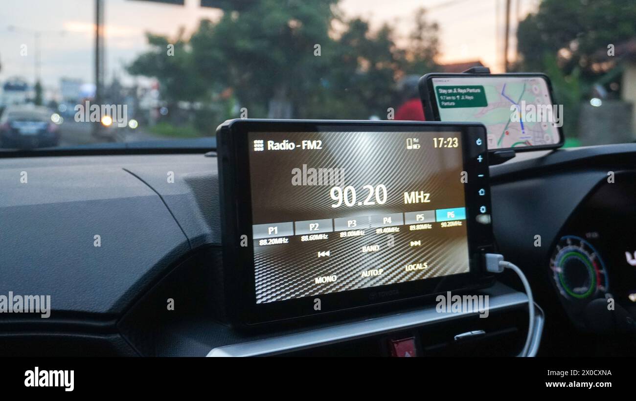 application, en utilisant google maps sur un smartphone dans une voiture. semarang, 13 avril 2024. Banque D'Images
