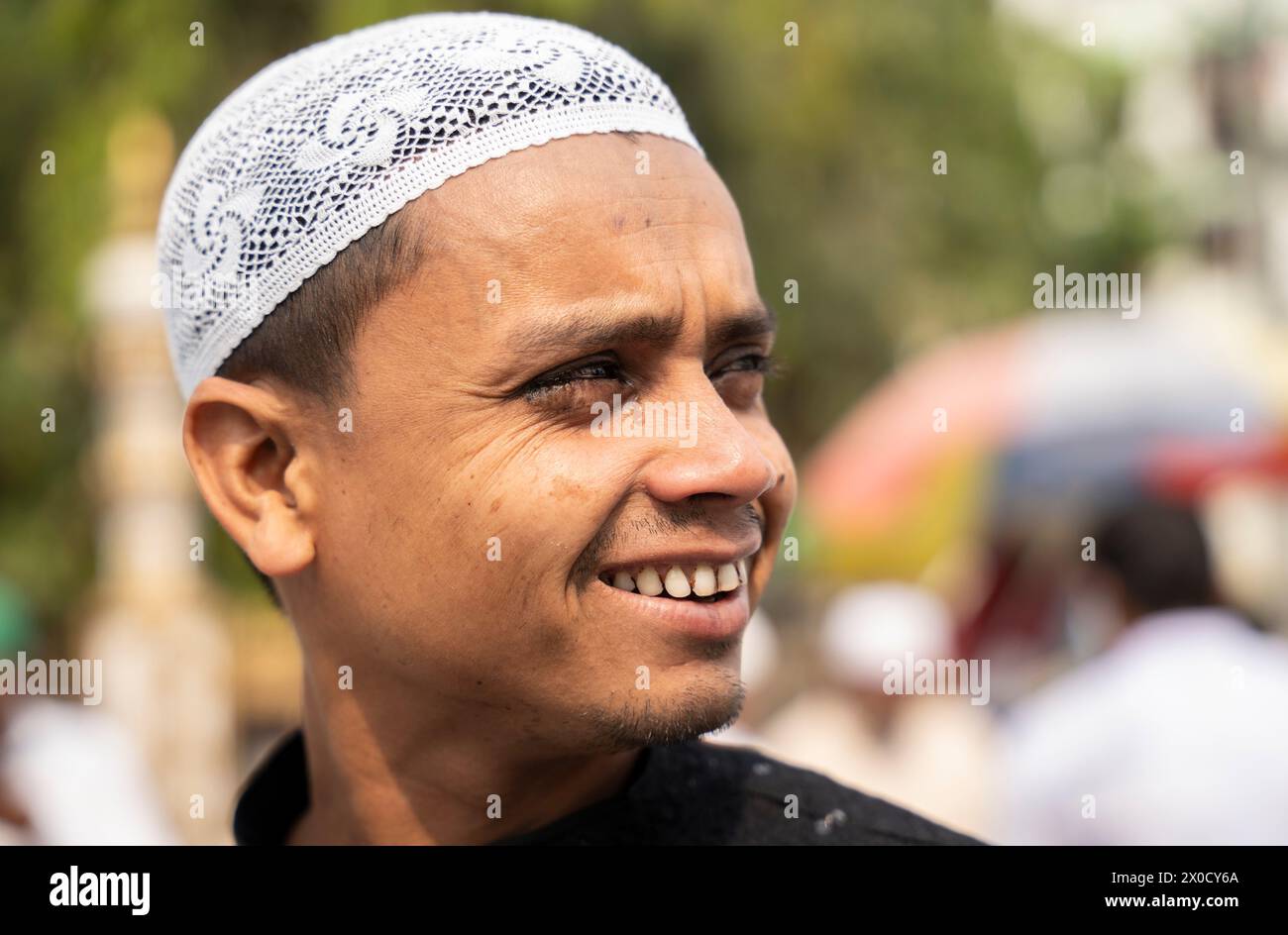 GUWAHATI, INDE - 11 AVRIL : Muslim arrive pour effectuer la prière de l'Aïd al-Fitr à Eidgah à Guwahati, Inde, le 11 avril 2024. Les musulmans du monde entier célèbrent la fête de l’Aïd al-Fitr, qui marque la fin du mois de jeûne du Ramadan Banque D'Images