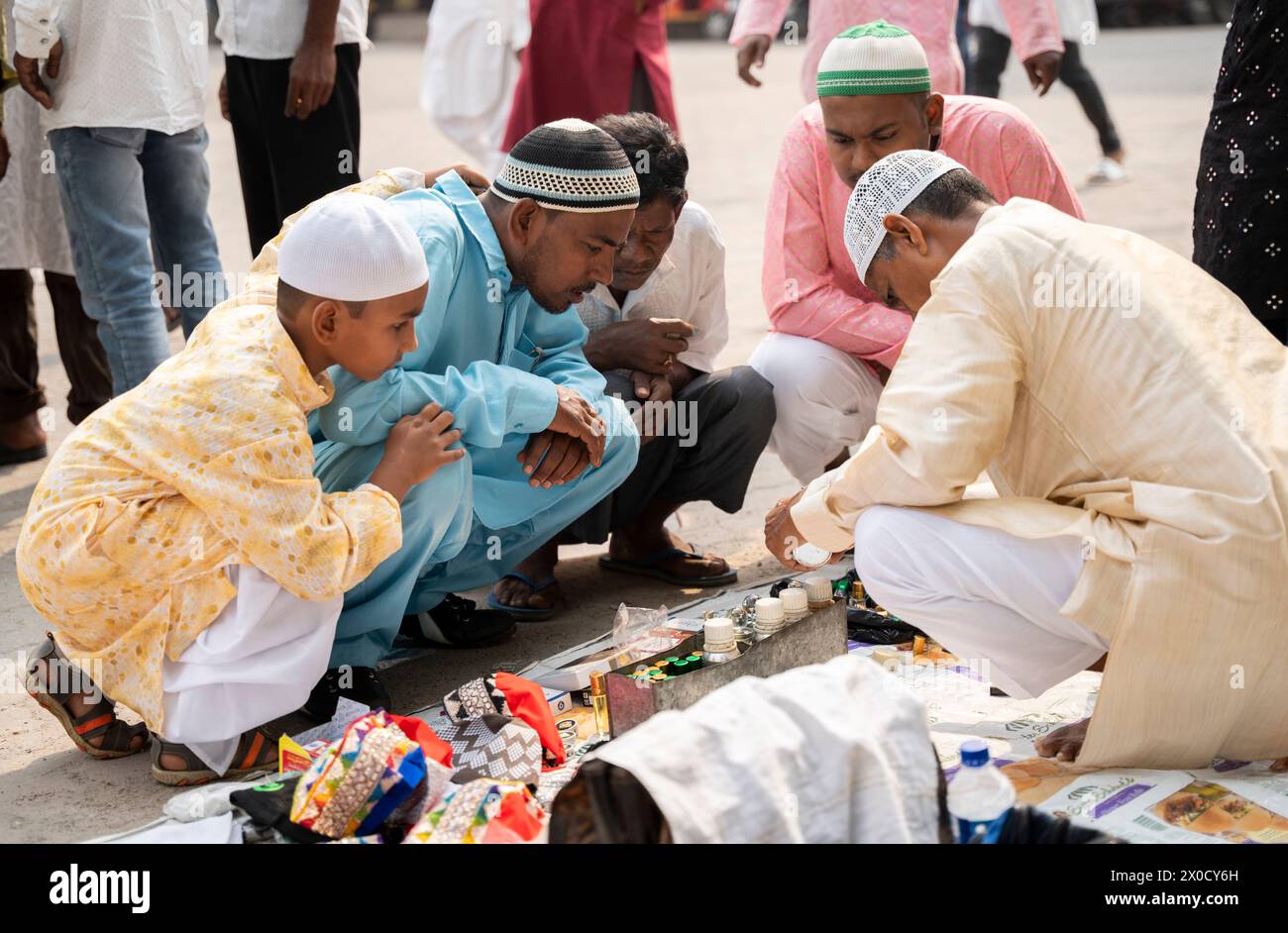 GUWAHATI, INDE - 11 AVRIL : les musulmans achètent l'assaut avant la prière de l'Aïd al-Fitr à Eidgah à Guwahati, Inde, le 11 avril 2024. Les musulmans du monde entier célèbrent la fête de l’Aïd al-Fitr, qui marque la fin du mois de jeûne du Ramadan Banque D'Images
