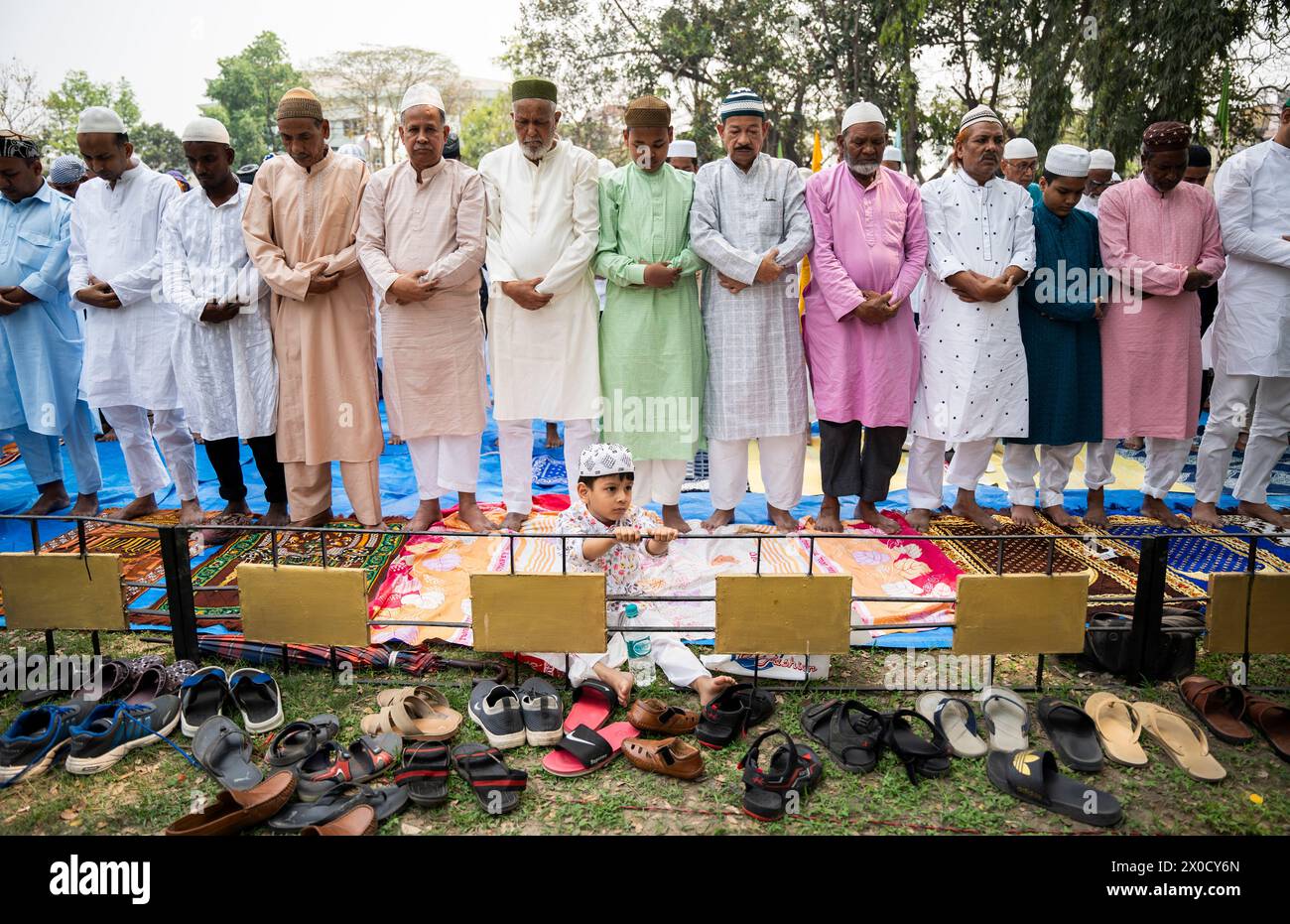 GUWAHATI, INDE - 11 AVRIL : les musulmans se rassemblent pour effectuer la prière de l'Aïd al-Fitr à Eidgah à Guwahati, Inde, le 11 avril 2024. Les musulmans du monde entier célèbrent la fête de l’Aïd al-Fitr, qui marque la fin du mois de jeûne du Ramadan Banque D'Images