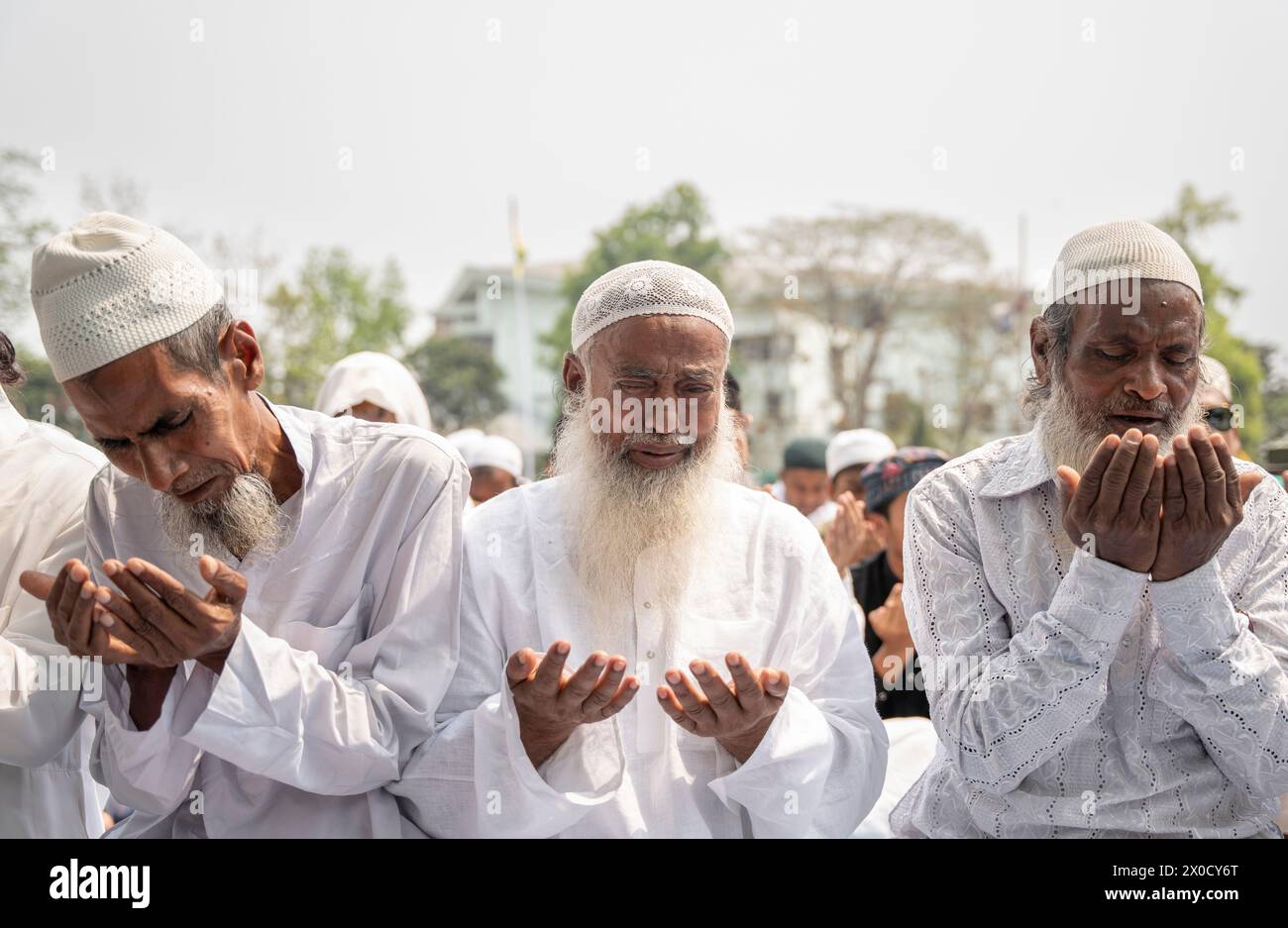 GUWAHATI, INDE - 11 AVRIL : les musulmans se rassemblent pour effectuer la prière de l'Aïd al-Fitr à Eidgah à Guwahati, Inde, le 11 avril 2024. Les musulmans du monde entier célèbrent la fête de l’Aïd al-Fitr, qui marque la fin du mois de jeûne du Ramadan Banque D'Images