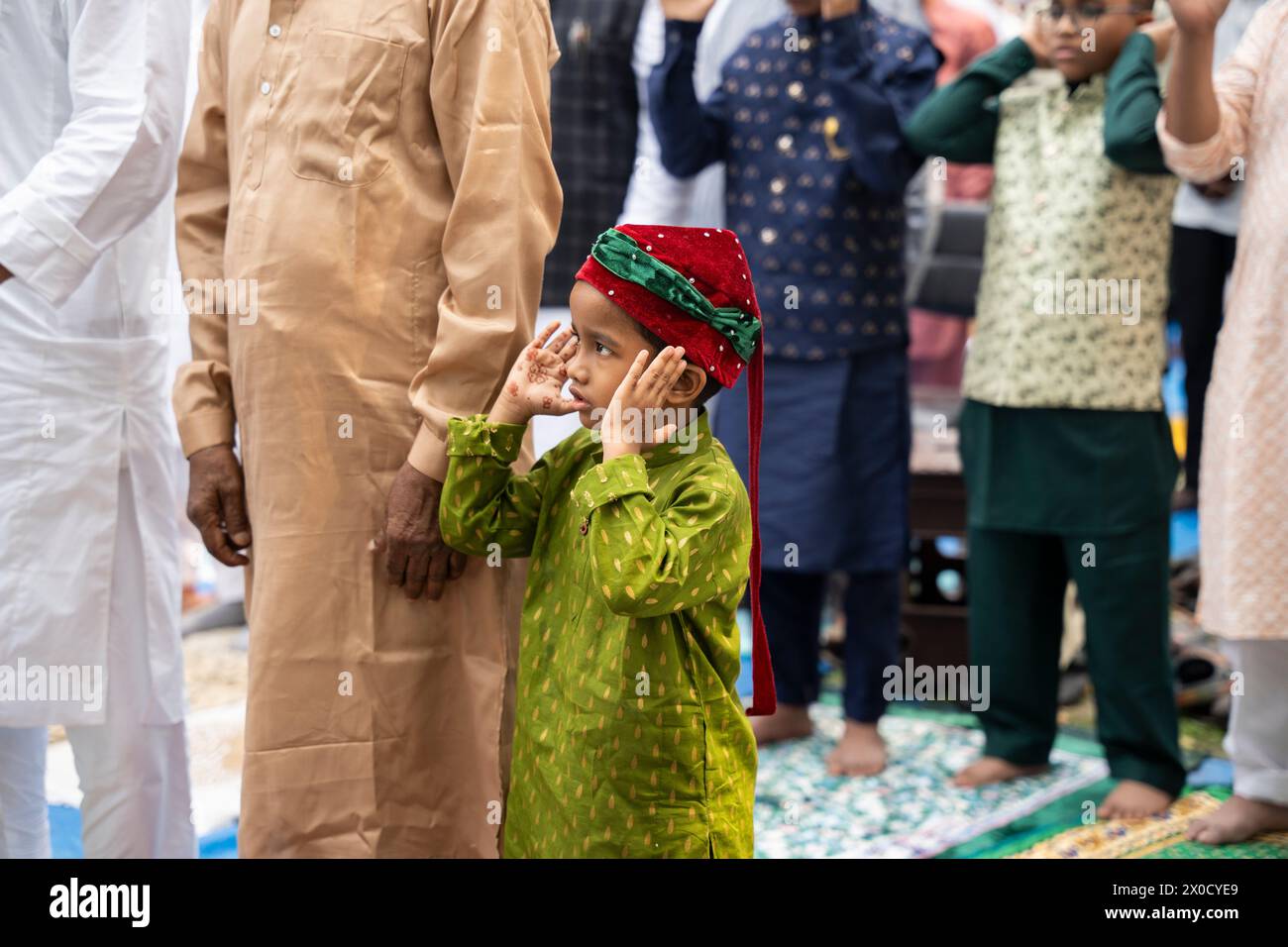 GUWAHATI, INDE - 11 AVRIL : les musulmans se rassemblent pour effectuer la prière de l'Aïd al-Fitr à Eidgah à Guwahati, Inde, le 11 avril 2024. Les musulmans du monde entier célèbrent la fête de l’Aïd al-Fitr, qui marque la fin du mois de jeûne du Ramadan Banque D'Images