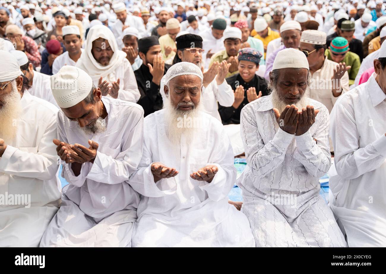 GUWAHATI, INDE - 11 AVRIL : les musulmans se rassemblent pour effectuer la prière de l'Aïd al-Fitr à Eidgah à Guwahati, Inde, le 11 avril 2024. Les musulmans du monde entier célèbrent la fête de l’Aïd al-Fitr, qui marque la fin du mois de jeûne du Ramadan Banque D'Images