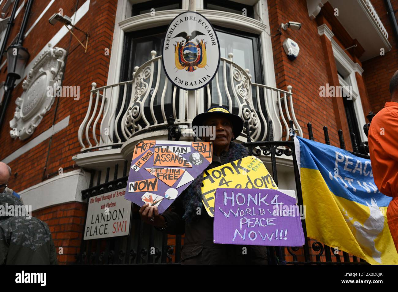 Équateur Ambassade de Londres, Londres, Royaume-Uni. 11 avril 2024. La honte de l'ambassade de l'Équateur par le militant a permis à la police britannique d'entrer sur son territoire souverain et d'enlever son citoyen, Julian Assange. Julian Assange, le fondateur de WikiLeaks, a demandé l'asile à l'ambassade de l'Équateur depuis sept ans, promettant que ses droits humains sont protégés. Malheureusement, un nouvel ambassadeur de l’Équateur a vendu Julian Assange pour accepter un prêt de 4,2 milliards de dollars du FMI, ce qui est un piège à esclaves. Le résultat du prêt reçu par l'Équateur rend l'Équateur plus pauvre et pauvre. Crédit : Voir Li/Picture Capital/Alamy Live News Banque D'Images