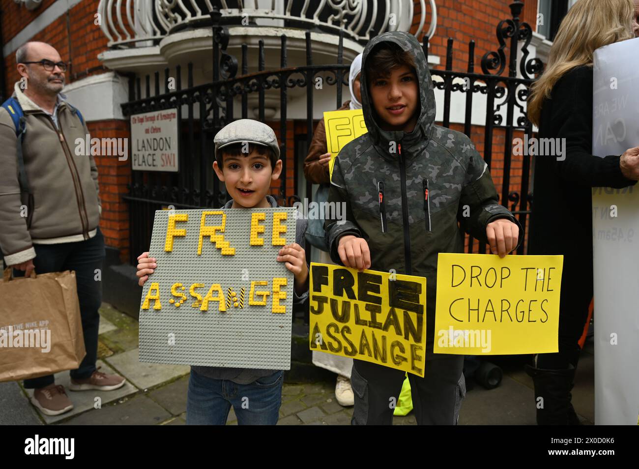 Équateur Ambassade de Londres, Londres, Royaume-Uni. 11 avril 2024. La honte de l'ambassade de l'Équateur par le militant a permis à la police britannique d'entrer sur son territoire souverain et d'enlever son citoyen, Julian Assange. Julian Assange, le fondateur de WikiLeaks, a demandé l'asile à l'ambassade de l'Équateur depuis sept ans, promettant que ses droits humains sont protégés. Malheureusement, un nouvel ambassadeur de l’Équateur a vendu Julian Assange pour accepter un prêt de 4,2 milliards de dollars du FMI, ce qui est un piège à esclaves. Le résultat du prêt reçu par l'Équateur rend l'Équateur plus pauvre et pauvre. Crédit : Voir Li/Picture Capital/Alamy Live News Banque D'Images
