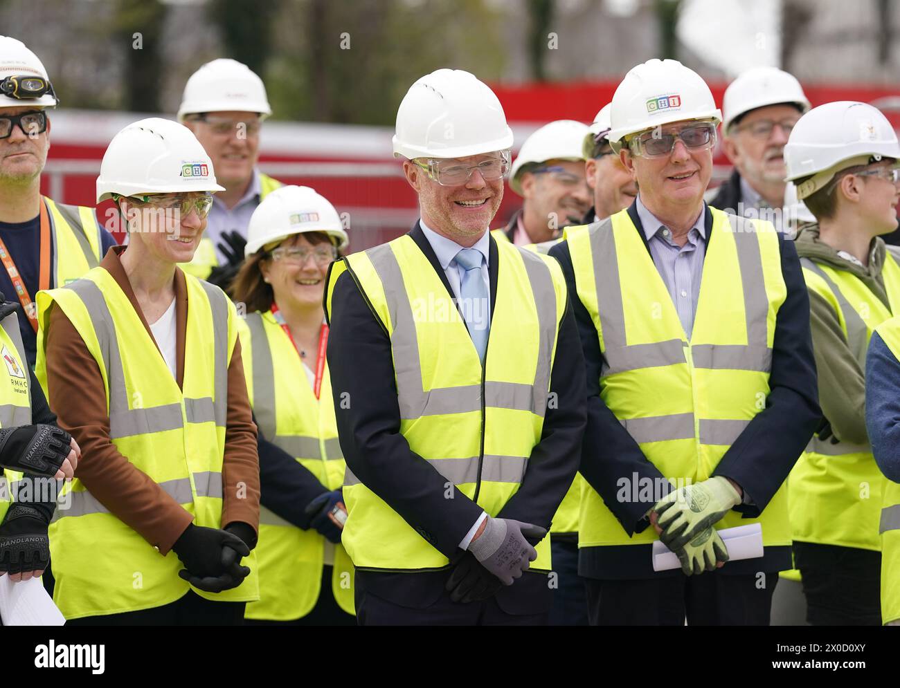 Le ministre de la santé Stephen Donnelly (au centre) assiste à la tournée SOD pour marquer le début de la construction sur le site de la Maison Ronald McDonald, dans le nouvel hôpital pour enfants de Dublin. Date de la photo : jeudi 11 avril 2024. Banque D'Images