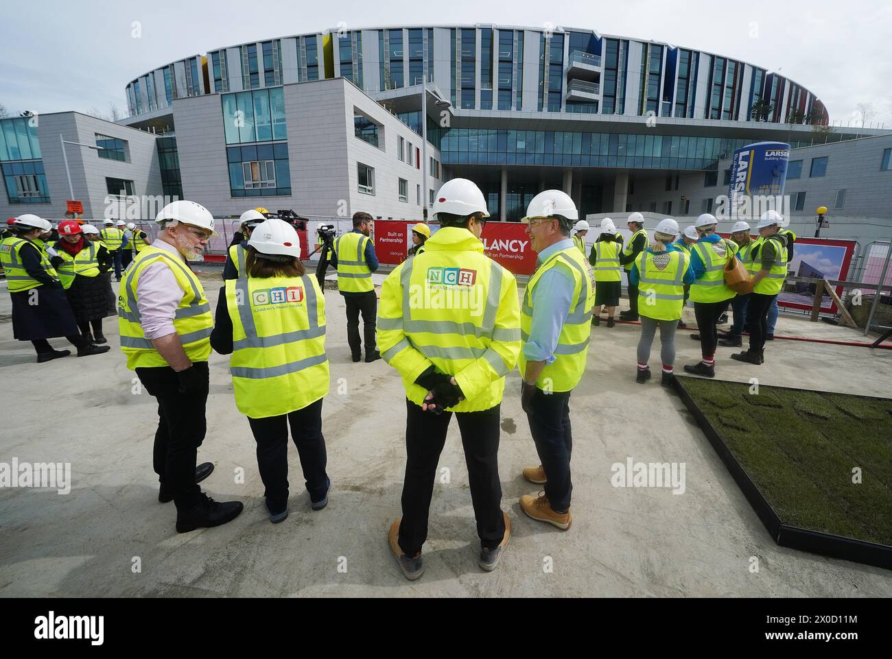 Les gens se rassemblent pour le tournage du gazon marquant le début de la construction sur le site de la Maison Ronald McDonald, dans le nouvel hôpital pour enfants de Dublin. Date de la photo : jeudi 11 avril 2024. Banque D'Images