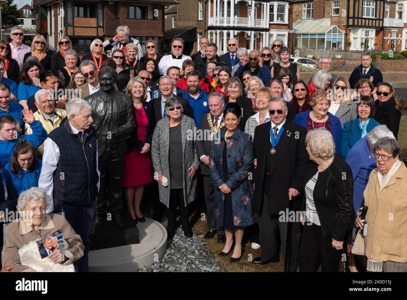 Chalkwell Esplanade, Southend on Sea, Essex, Royaume-Uni. 11 avril 2024. Une statue a été dévoilée en l'honneur du député conservateur local Sir David Amess qui a été assassiné en 2021. Le sculpteur Andrew Lilley a été sélectionné par la famille Amess pour réaliser la statue en juin 2023, avec l'emplacement de la statue - surplombant l'estuaire de la Tamise - décidé par la veuve du député Lady Julia Amess et actuelle députée de la circonscription Anna Firth. Des dignitaires locaux ont assisté au dévoilement, notamment les députés Priti Patel et Andrew Rosindell, l'ancienne députée Ann Widdecbe et des membres de Music Man Project Banque D'Images