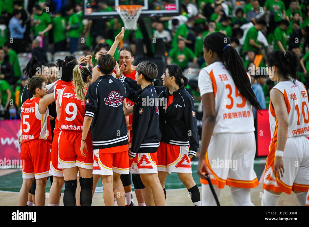 Hohhot, région autonome de Mongolie intérieure de Chine. 11 avril 2024. Les joueuses du Sichuan célèbrent après le match 1 de la finale de la ligue de la Women's Chinese Basketball Association (WCBA) entre le Sichuan et l'Inner Mongoloia à Hohhot, dans la région autonome de Mongolie intérieure du nord de la Chine, le 11 avril 2024. Crédit : Lian Zhen/Xinhua/Alamy Live News Banque D'Images