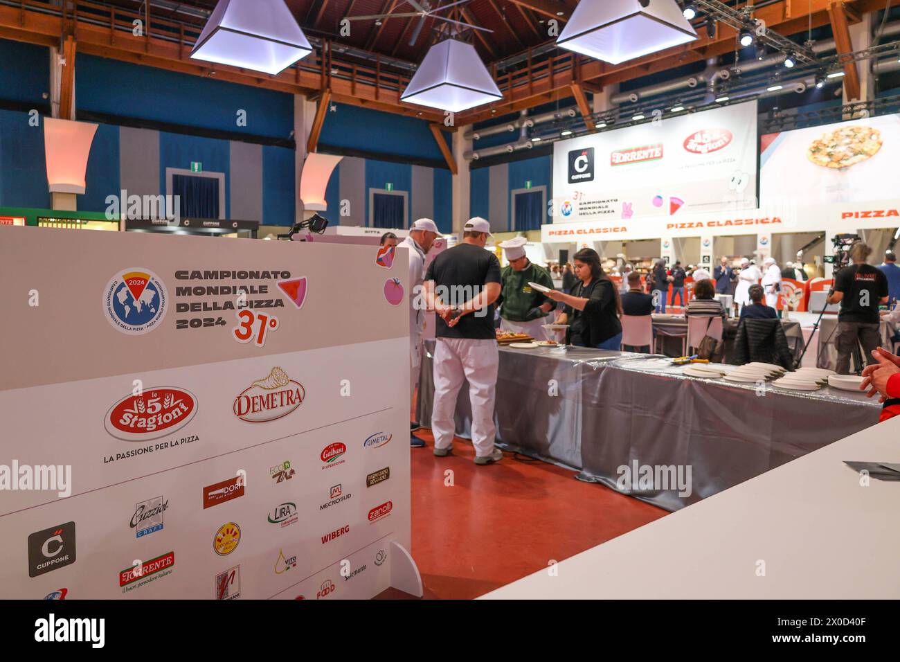 STG World Classic Napolitan Pizza Championships à Parme 2024 10/04/2024 Parme, le 31ème Championnat du monde STG Napolitan Pizza a eu lieu à la foire de la ville plus d'un millier de concurrents du monde entier ont concouru pour remporter le prix du meilleur chef pizza dans le monde dans l'image: Parma Fiera di Parma Parma italia Copyright : xFABIOxSASSOxFABIOxSASSOx 2L8A1982A Banque D'Images