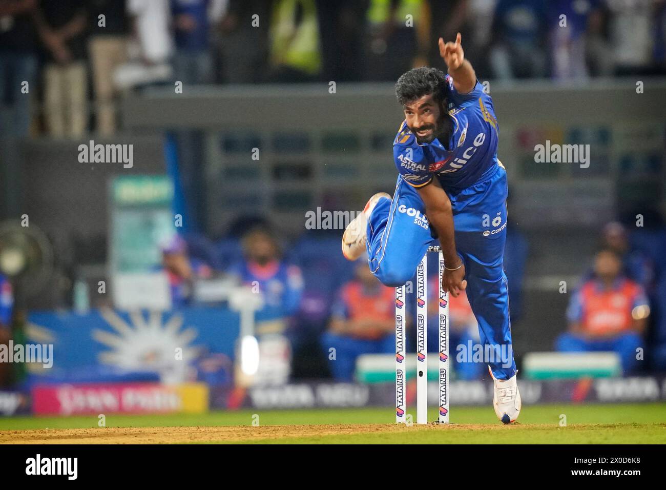Mumbai Indians' Jasprit Bumrah bowls a delivery during Indian Premier League cricket match between Mumbai Indians and Royal Challengers Bangaluru, in Mumbai, India, Thursday, April 11, 2024. (AP Photo/Rajanish Kakade) Banque D'Images