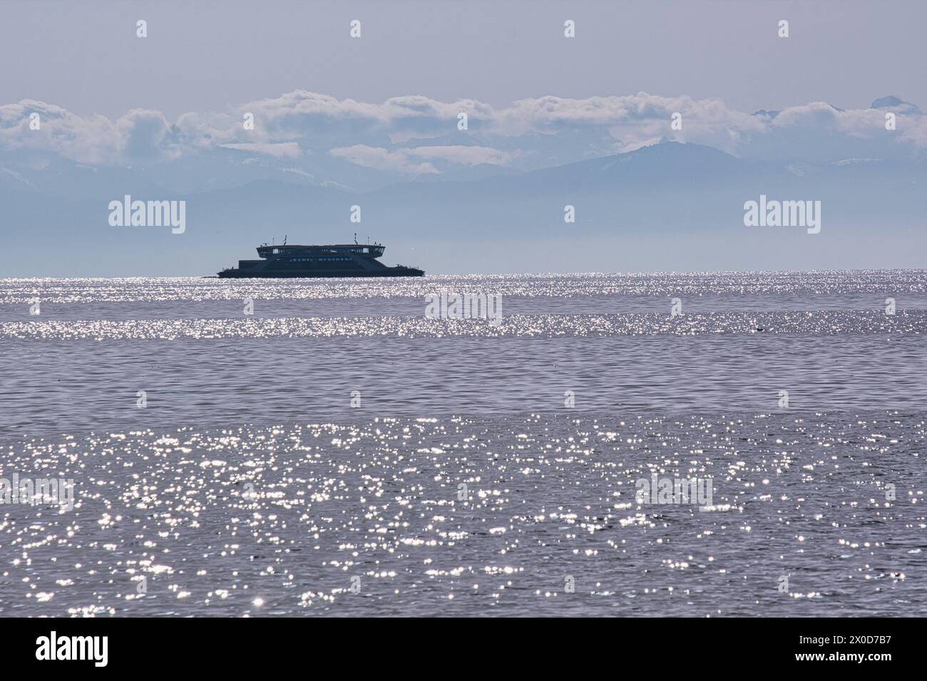 Glitzender Bodensee mit Autofähre *** scintillant lac de Constance avec voiture ferry Banque D'Images