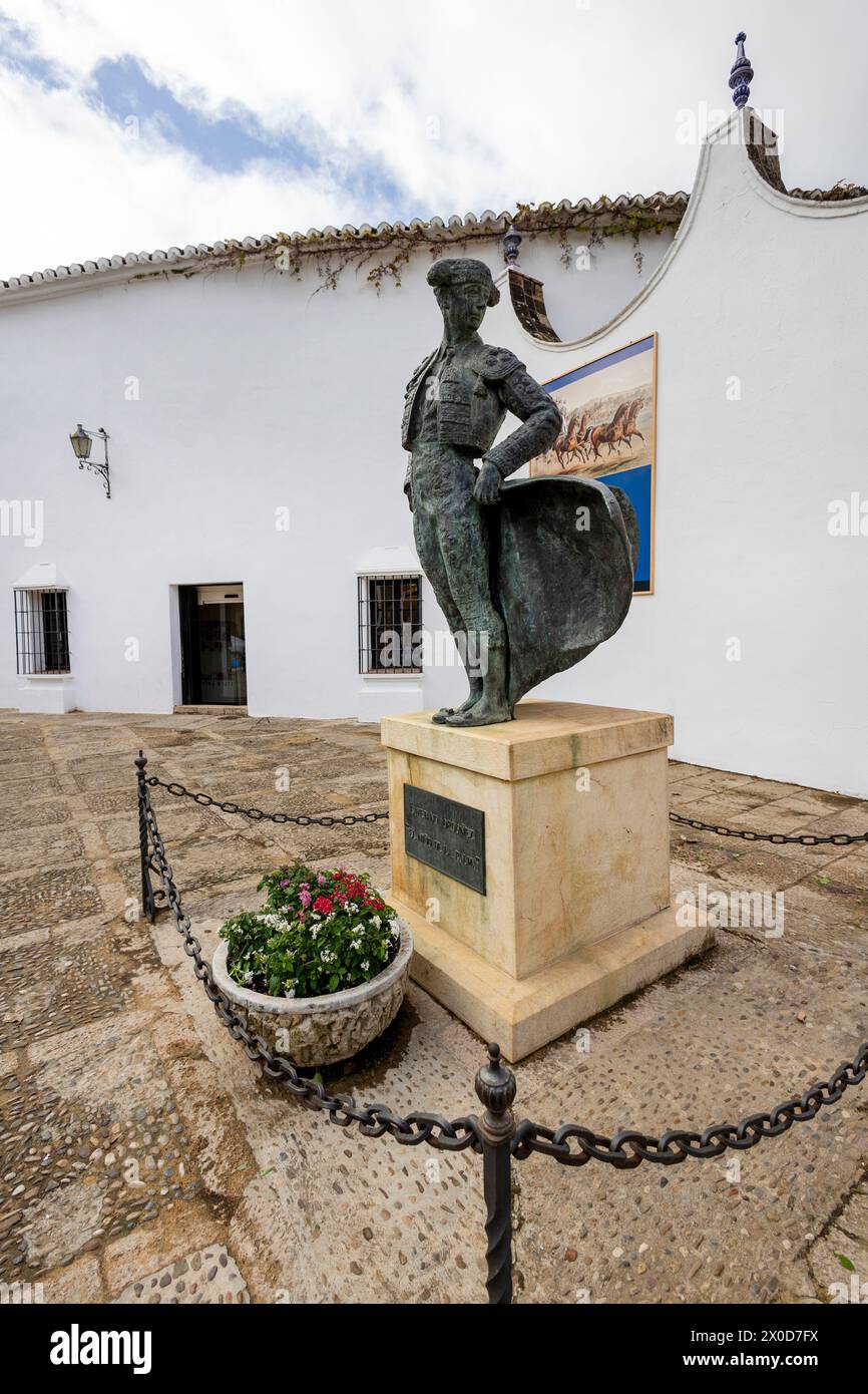 Statue en bronze du torerolier Antonio Ordonez, situé près de l'arène célèbre bâtiment, Ronda, Andalousie, Espagne. Banque D'Images