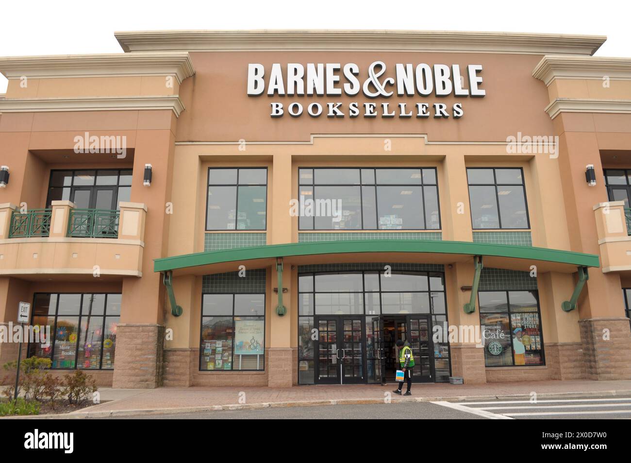 New York, États-Unis. 10 avril 2024. Une librairie Barnes & Noble est vue dans le quartier de Carle place dans le comté de Nassau, long Island, New York. (Photo de Jimin Kim/SOPA images/SIPA USA) crédit : SIPA USA/Alamy Live News Banque D'Images