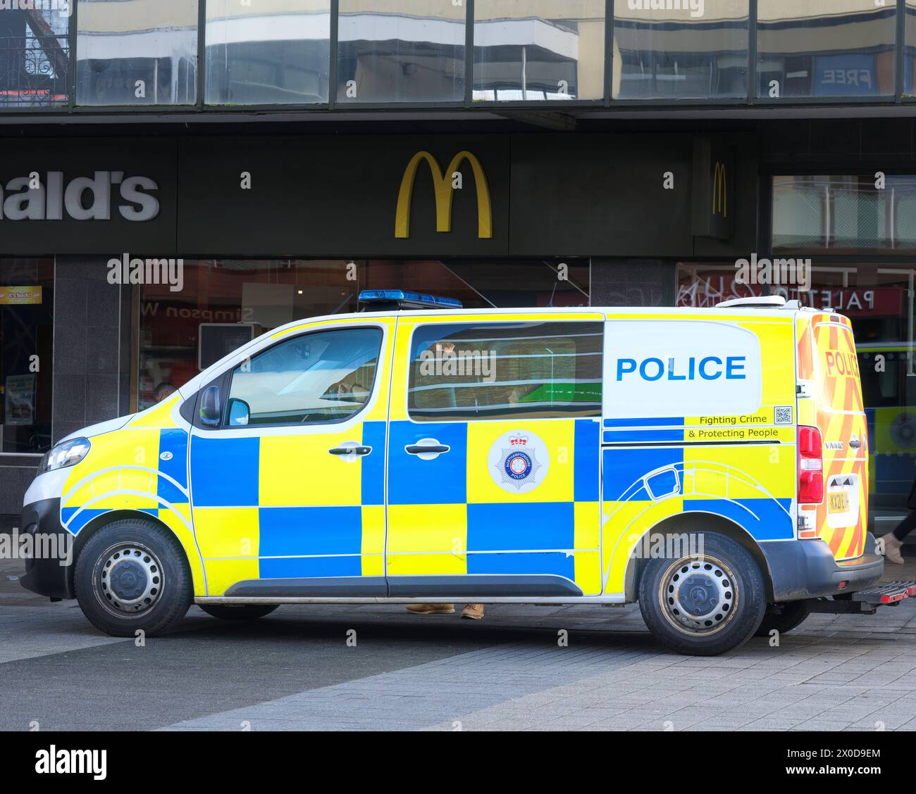 Fourgonnette de police au complexe commercial du centre-ville de Corby, en Angleterre. Banque D'Images