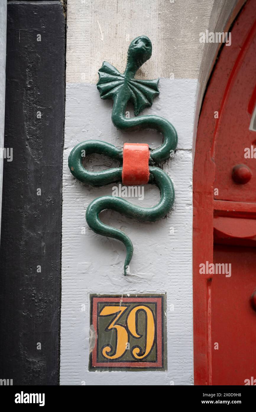 Serpent sur une façade, rue Haarlemmerdijk, Amsterdam, pays-Bas Banque D'Images