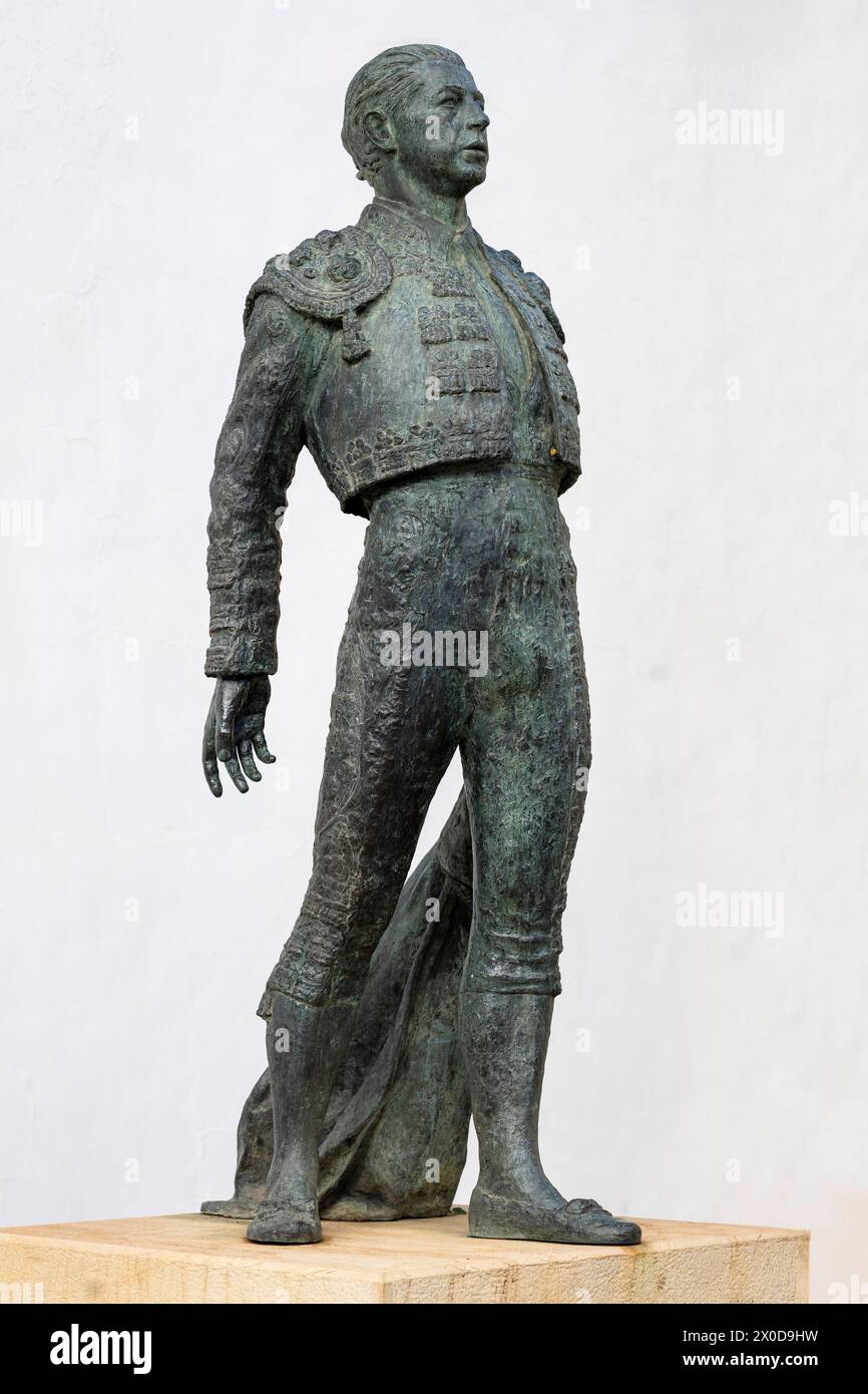 Ronda, Espagne - 20 octobre 2023 : statue en bronze du torerolier Antonio Ordonez, située près de l'arène célèbre bâtiment, Ronda, Andalousie, Espagne. Banque D'Images