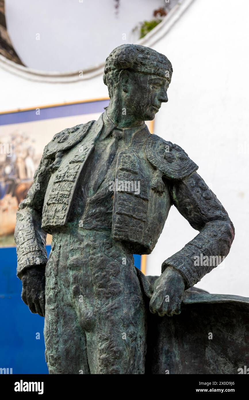 Ronda, Espagne - 20 octobre 2023 : statue en bronze du torerolier Antonio Ordonez, située près de l'arène célèbre bâtiment, Ronda, Andalousie, Espagne. Banque D'Images