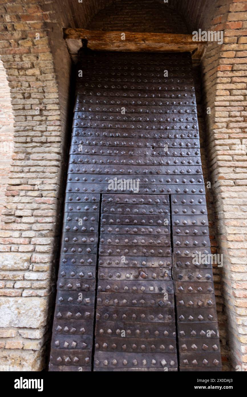 Malaga, Espagne - 21 octobre 2023 : Alcazaba de Velez forteresse détails architecturaux extérieurs situé dans la ville de Malaga, Espagne. Banque D'Images