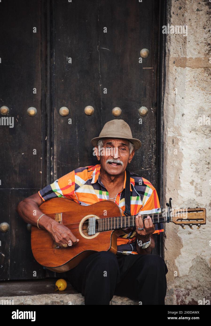 Vieil homme jouant de la guitare dans une rue de la Havane, Cuba Banque D'Images