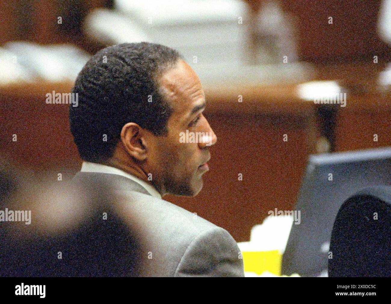 **FICHIER PHOTO** O.J. Simpson est décédé. L'ancienne star de la NFL Running Back O.J. Simpson regarde lors de son procès pour le meurtre de son ex-épouse, Nicole Brown Simpson et d'un ami à elle, le serveur de restaurant, Ron Goldman à la Cour supérieure du comté de Los Angeles à Los Angeles, Californie, le 13 juillet 1995. Crédit : Steve Grayson/Pool via CNP/MediaPunch Banque D'Images