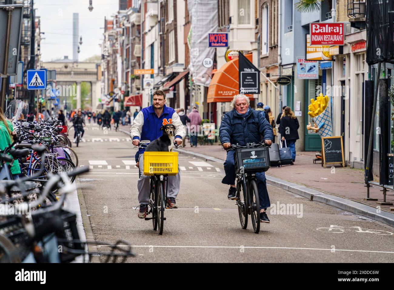 Vélos sur la rue Haarlemmerdijk, Amsterdam, pays-Bas Banque D'Images