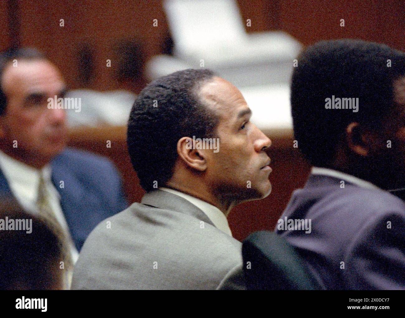 **FICHIER PHOTO** O.J. Simpson est décédé. L'ancienne star de la NFL Running Back O.J. Simpson regarde lors de son procès pour le meurtre de son ex-épouse, Nicole Brown Simpson et d'un ami à elle, le serveur de restaurant, Ron Goldman à la Cour supérieure du comté de Los Angeles à Los Angeles, Californie, le 13 juillet 1995. Crédit : Steve Grayson/Pool via CNP/MediaPunch Banque D'Images