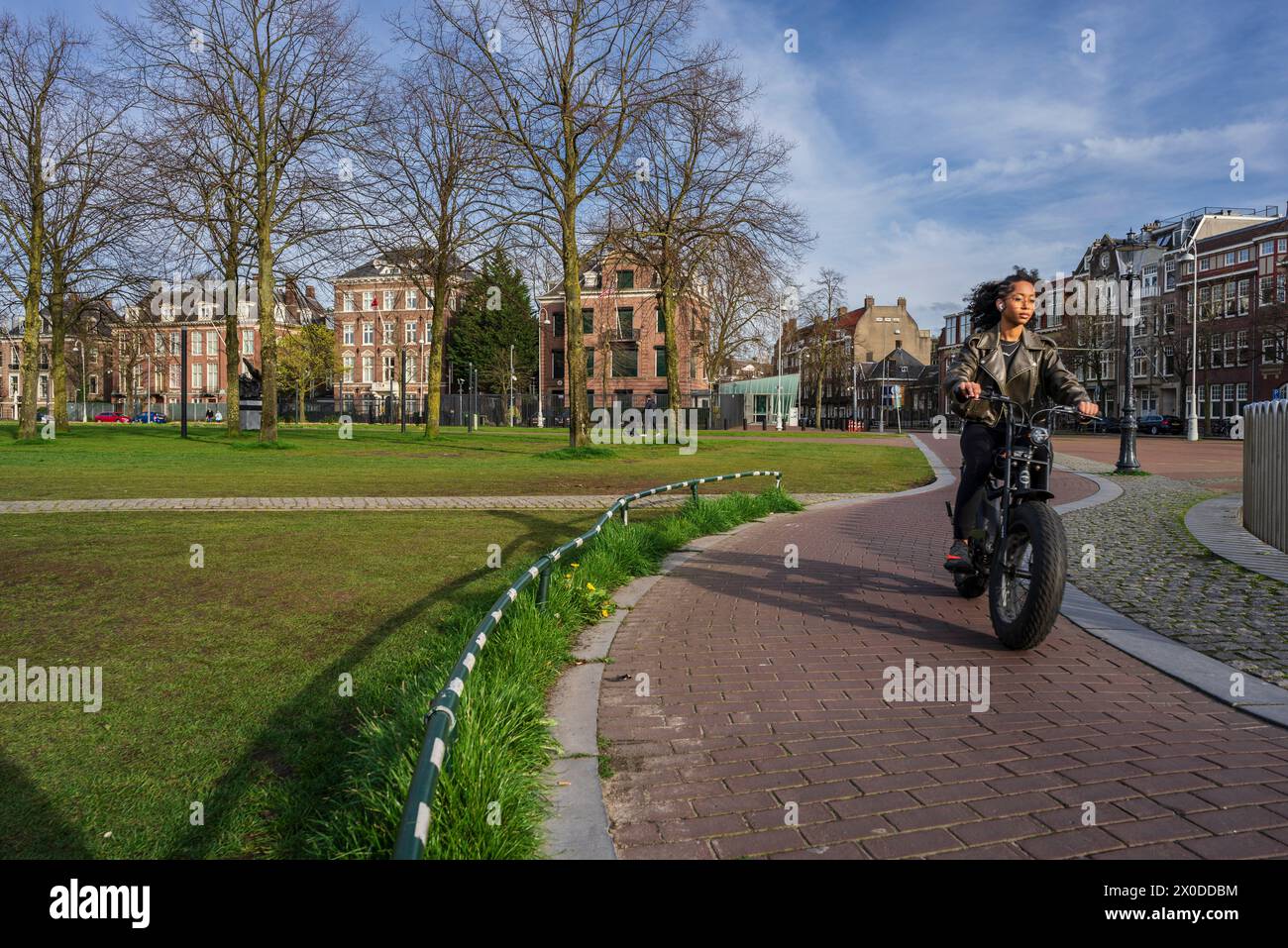 Cycliste dans la piste cyclable, Museumplein Park, Amsterdam, pays-Bas Banque D'Images