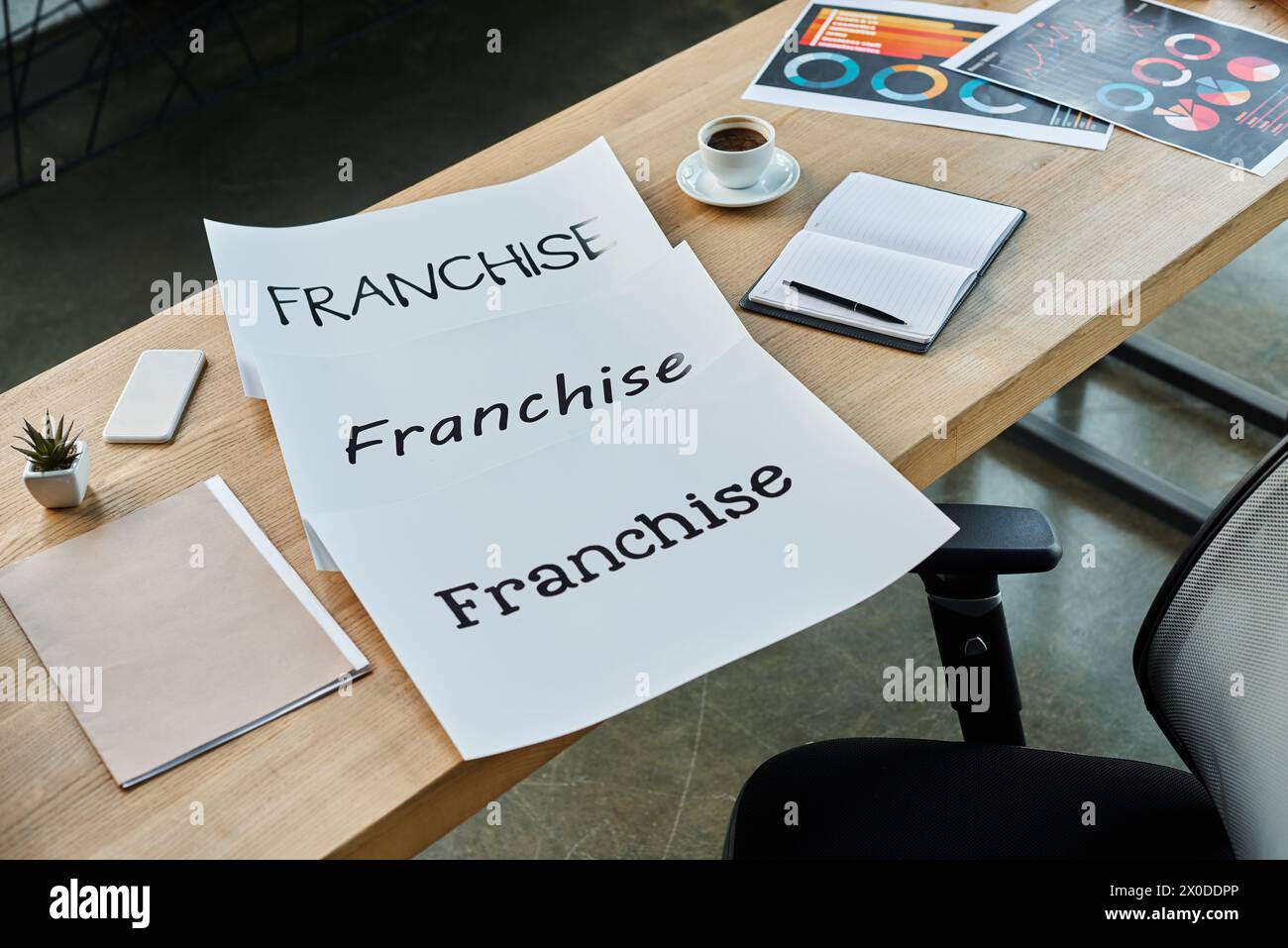 Une table de bureau moderne ornée d'un signe et d'une tasse de café, symbolisant le début d'une nouvelle journée de travail. Banque D'Images