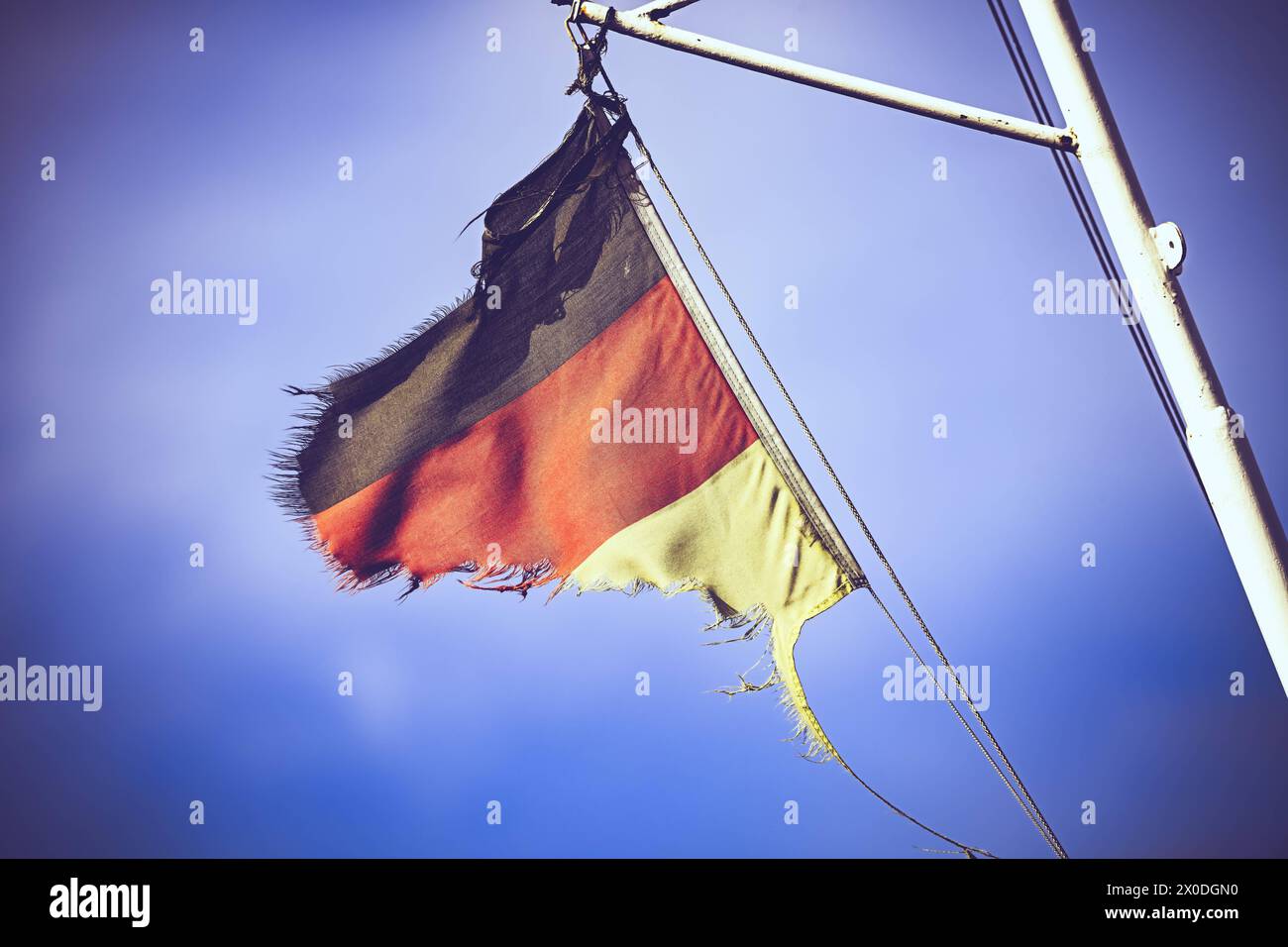 Zerschlissene Deutschlandfahne im vent, Krise, inflation, Rezession *** drapeau allemand en lambeaux dans le vent, crise, inflation, récession Banque D'Images