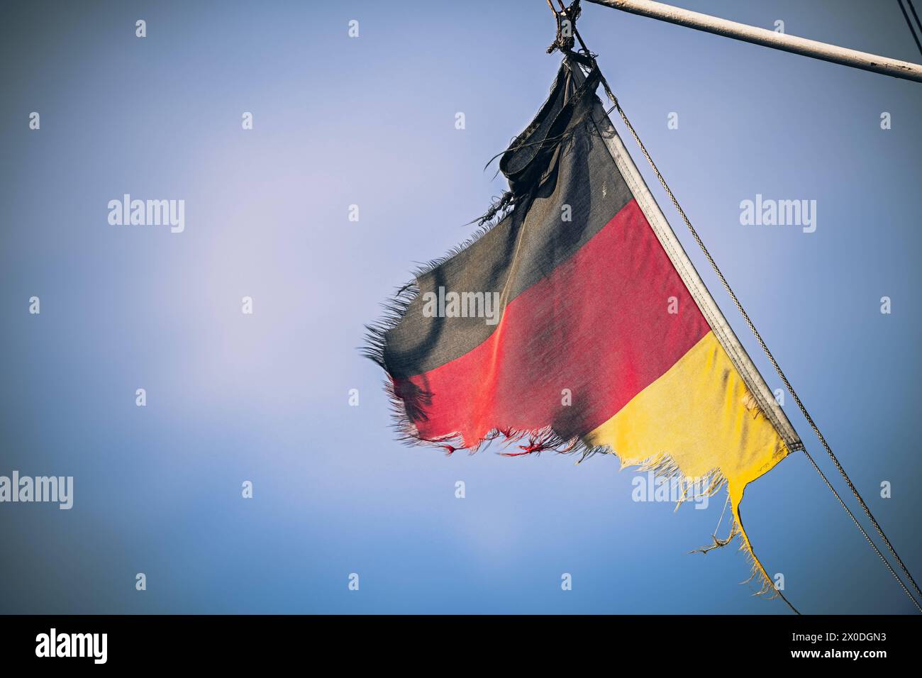 Zerschlissene Deutschlandfahne im vent, Krise, inflation, Rezession *** drapeau allemand en lambeaux dans le vent, crise, inflation, récession Banque D'Images