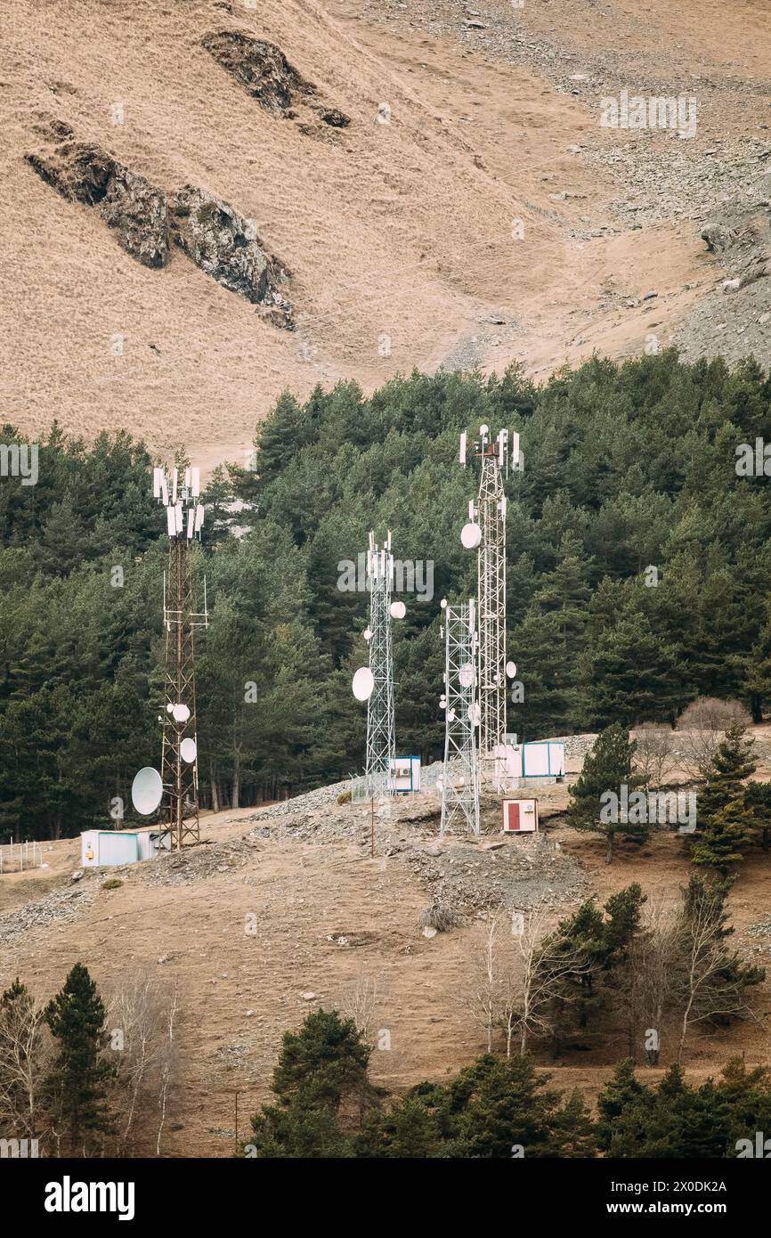 Télécommunications tours de téléphone portable avec antennes sur fond de la forêt des montagnes Banque D'Images