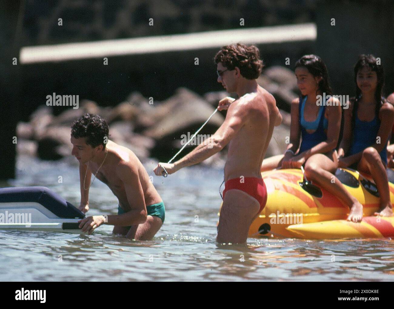 Mangaratiba -Brésil, 10 janvier 1991, Ayrton Senna, pilote de formule 1 (champion du monde) dans ses loisirs avec sa famille sur la plage de la Costa V. Banque D'Images