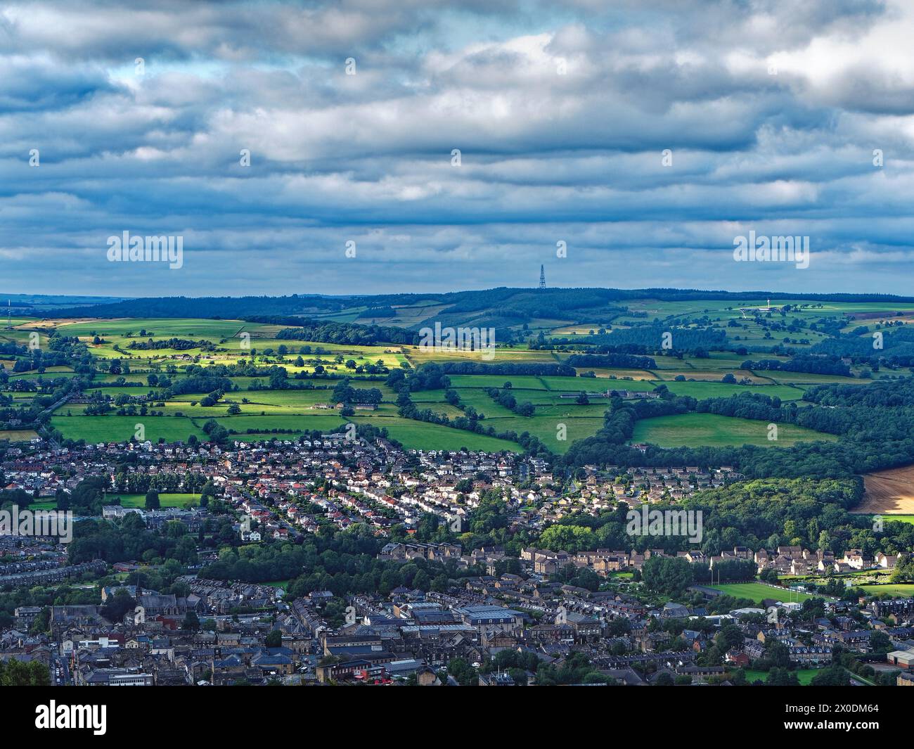 UK, West Yorkshire, Otley, Gallows Hill et Garnett Wharfe de surprise View sur Otley Chevin. Banque D'Images